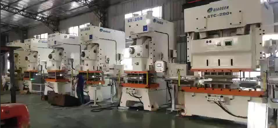 普通壓力機+單臂機械手
